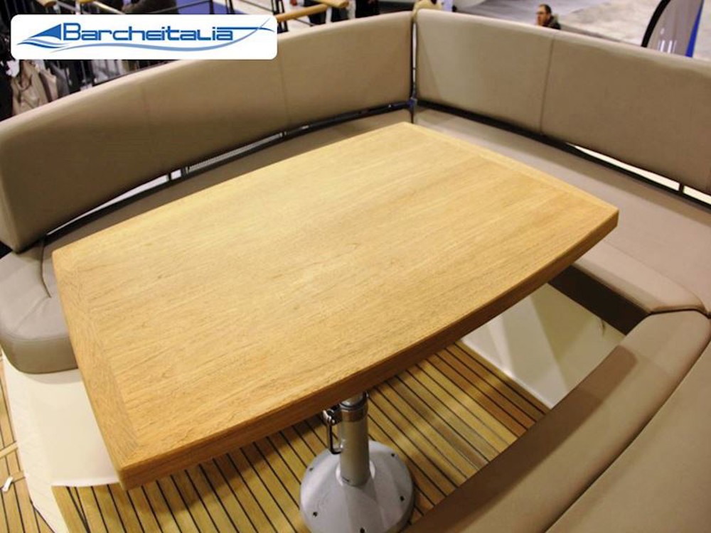 UN TAVOLO DI BUONE DIMENSIONI